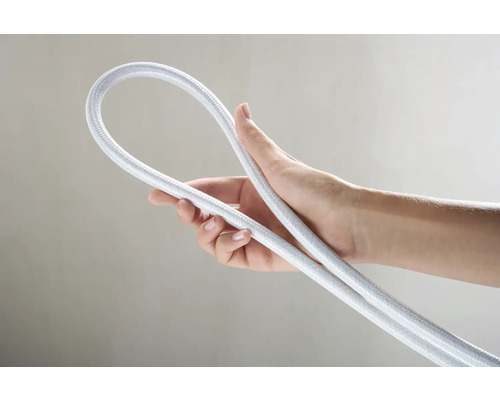 Eine Hand hält einen flexiblen Schlauch