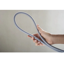 Flexible Zuleitung für Wasserhahn in der Hand gehalten