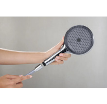 Handbrause mit Brauseschlauch wird von einer Person gehalten