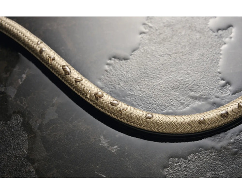 Ummanteltes Kabel auf feuchtem Untergrund