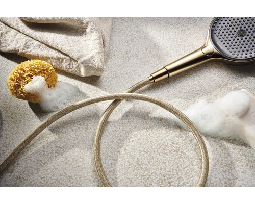 Handbrause mit Brauseschlauch, Badeschwamm und Handtuch