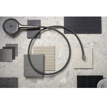 Composition de douchette à main et d''échantillons de textile et de carrelage sur une surface en pierre