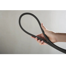 Câble textile flexible dans une main