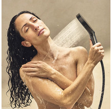 Femme sous la douche avec douchette à main
