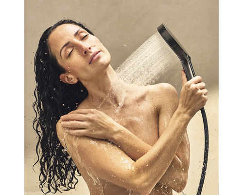 Femme sous la douche avec douchette à main