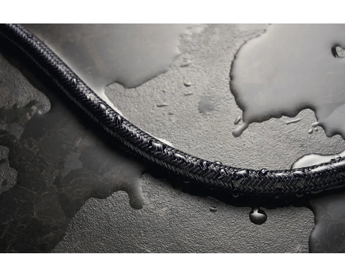 Schwarzer Wasserschlauch mit Wasserpfützen