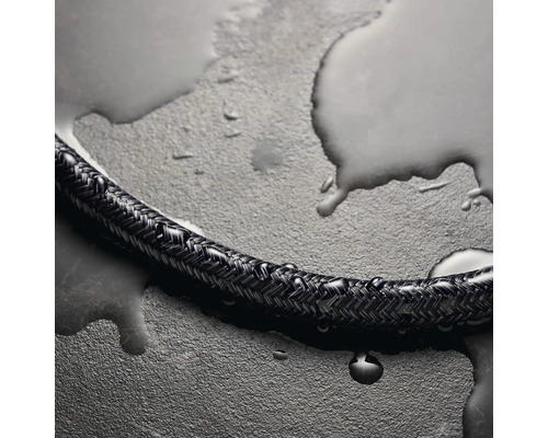 Schwarzer, wasserfester Schlauch mit Wassertropfen