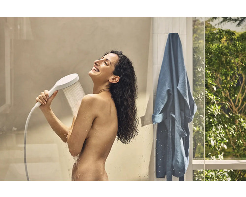 Frau unter der Dusche mit Handbrause