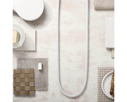 Badezimmer-Moodboard mit Duschschlauch, Seife, Fliesen- und Textilmustern für die Badgestaltung