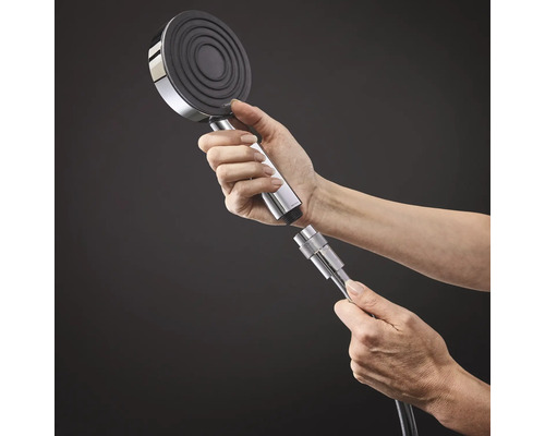 Eine Handbrause mit Schlauch wird montiert.