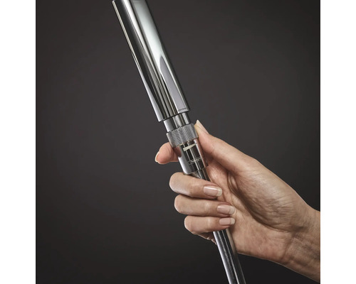 Handbrause aus Metall in der Hand gehalten