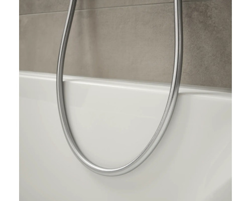 Detailansicht einer Badewanne mit Duschschlauch