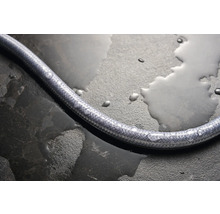 Flexible de douche sur surface humide