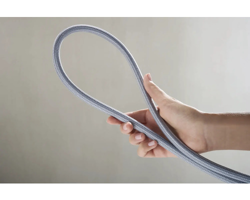 Flexibler Panzerschlauch in einer Hand