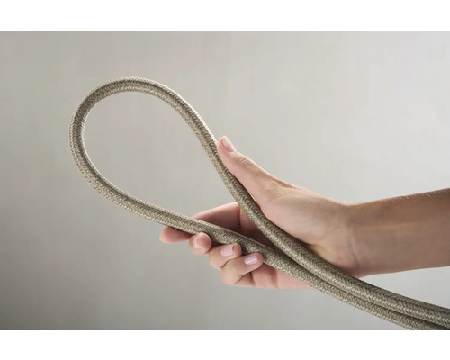 Flexibler Panzerschlauch in einer Hand gehalten