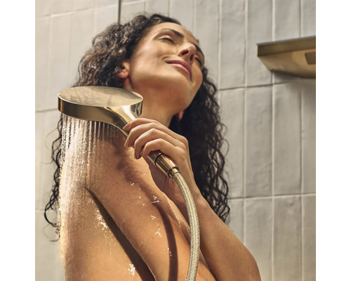 Frau unter der Dusche mit Handbrause