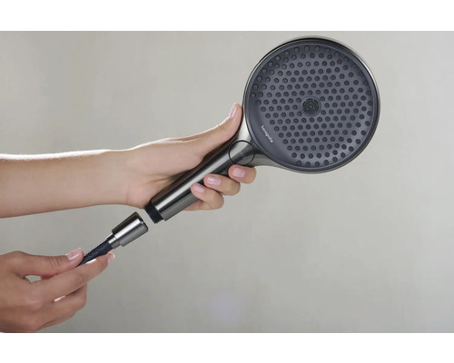 Handbrause mit Brauseschlauch in der Hand