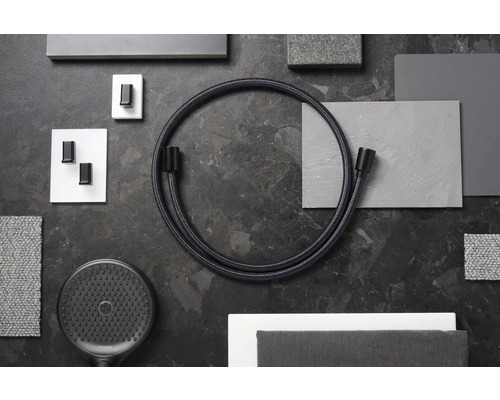 Duschkopf, Duschschlauch und verschiedene Materialien für die Badgestaltung