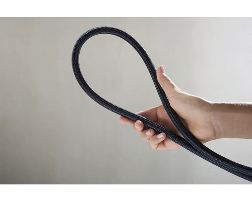 Eine schwarze Textilkabel-Leitung wird von einer Hand gehalten.