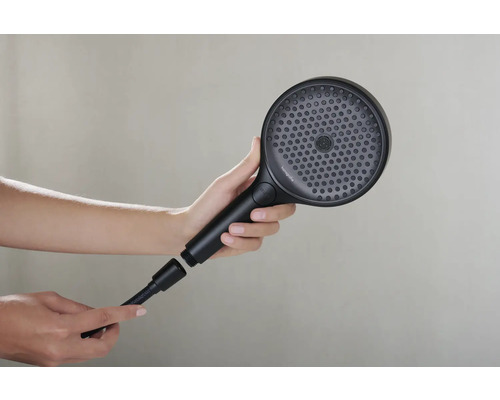 Eine Handbrause wird an einen Duschschlauch angeschlossen