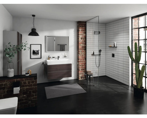 Badezimmer mit Waschtisch, Spiegel, Dusche und Toilette in modernem Design
