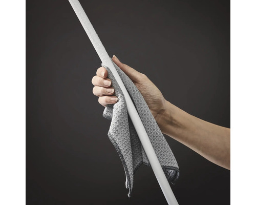 Eine Hand hält einen weißen Stab mit einem grauen Reinigungstuch.