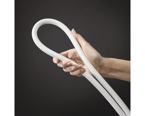 Eine Hand hält einen gebogenen, flexiblen LED-Streifen.