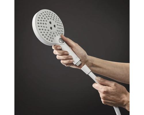 Handbrause mit Brauseschlauch in der Hand