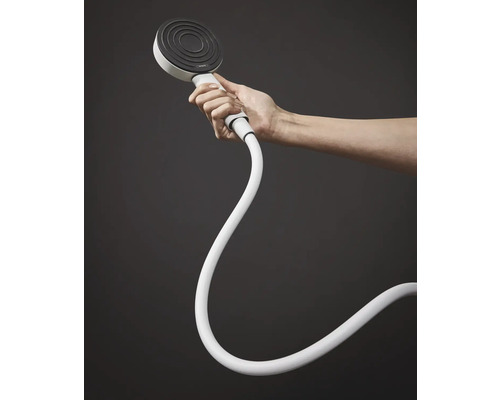 Handbrause mit Schlauch im Badezimmer