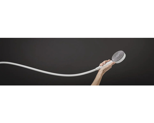 Handbrause mit Brauseschlauch in der Hand