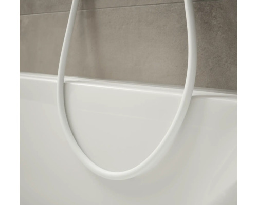 Detailansicht einer Badewanne mit Duschschlauch