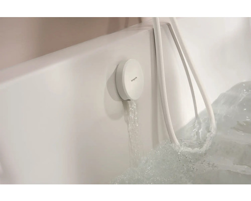 Badewanne mit Wasserhahn und Brauseschlauch