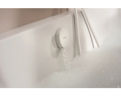 Badewanne gefüllt mit Wasser und Schaum mit Hansgrohe Logo