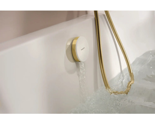 Detailansicht einer Badewanne mit einlaufendem Wasser aus einem Hansgrohe Wasserhahn