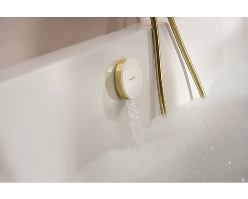 Badezimmerszene mit Badewanne, Armatur und Badeschaum