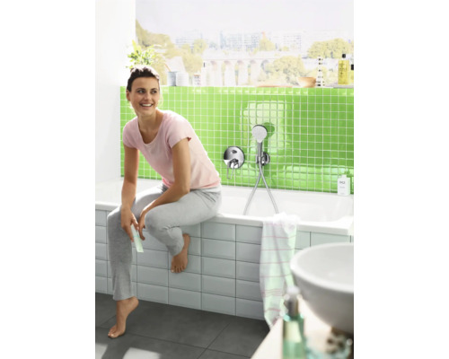 Badezimmer mit Badewanne, Handbrause und Armatur