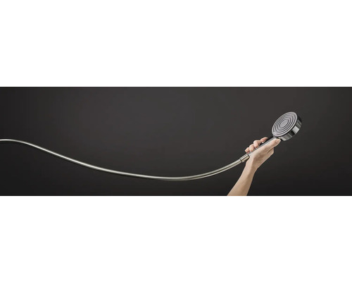 Hand die eine Duschbrause mit Schlauch hält