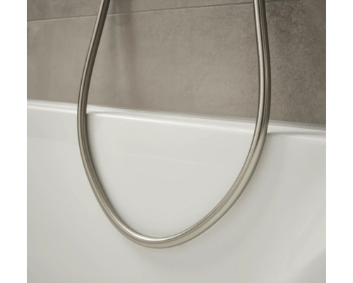 Detailansicht einer Badewanne mit Handtuchhalter