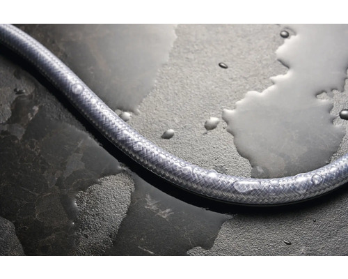 Tuyau d''arrosage sur surface humide