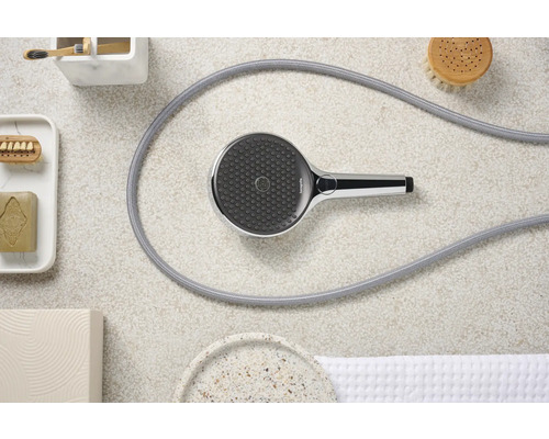 Douchette avec flexible de douche dans une salle de bain