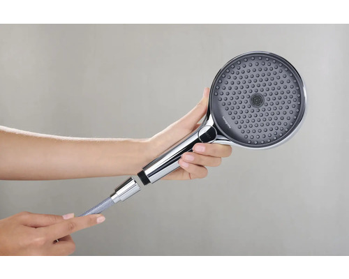 Douchette avec flexible de douche tenue par une personne