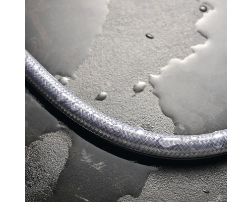 Flexible de douche sur surface humide.