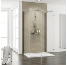 Salle de bains avec douche à l''italienne, robinetterie de douche et porte-serviettes.