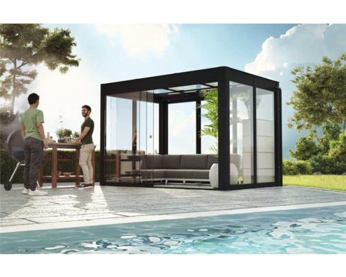 Espace extérieur avec pavillon, coin salon et barbecue à côté d''une piscine