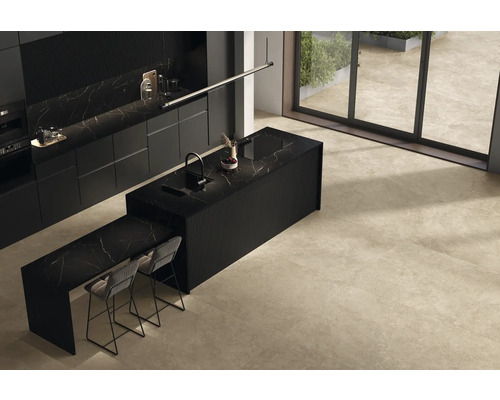 Cuisine moderne avec îlot de cuisine, plans de travail imitation marbre et sol carrelé.