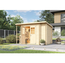 Holzgartenhaus mit geöffneter Tür und Gartengeräten