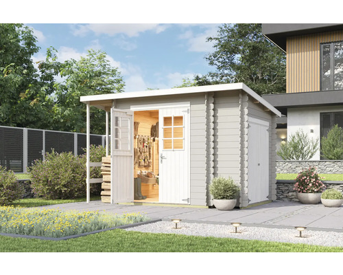 Gartenhaus Outdoor Life Vilano 3 inkl. Fußboden, Geräteraum 340 x 235 cm hellgrau Gartenszene mit Gerätehaus aus Holz mit geöffneter Tür und Gartengeräten