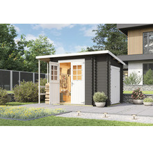 Gartenhaus mit geöffneten Türen, Werkzeugen und Pflanzen