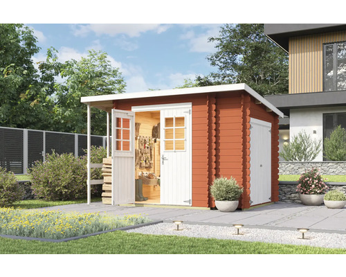 Gartenhaus aus Holz mit geöffneter Tür und Gartengeräten im Inneren