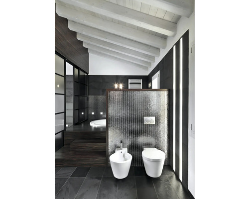 Salle de bain moderne avec toilettes, bidet, carrelage et éclairage